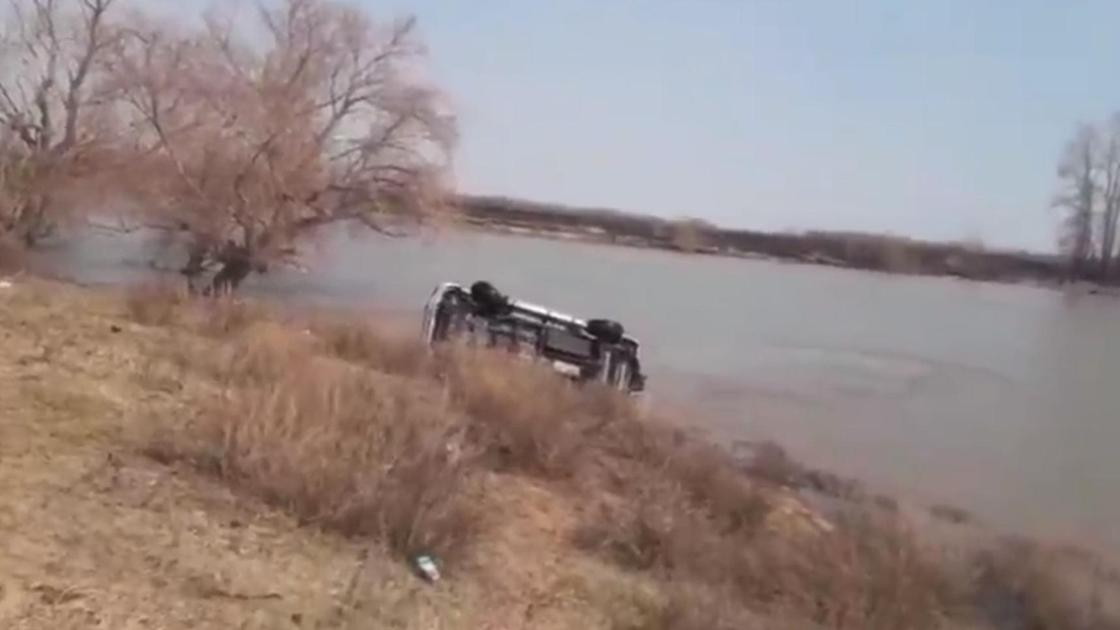 машина лежит в реке