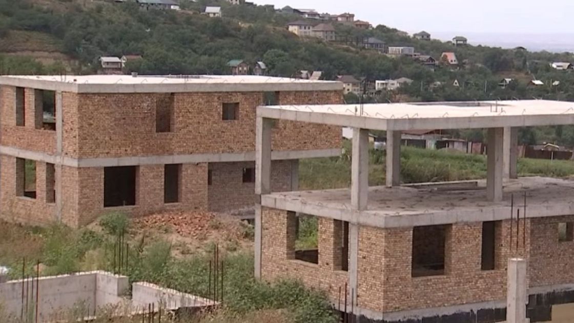 Недостроенные коттеджи в Алматы