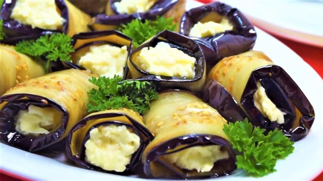 Готовые рулетики украшенные зеленью Готовые рулетики украшенные зеленью