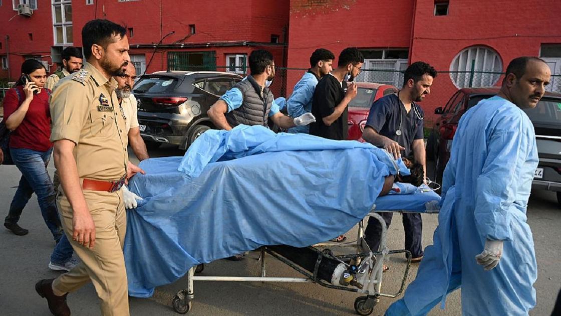 Раненого туриста доставляют в больницу в Анантнаге