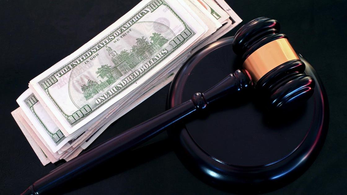 судьяның балғасы мен АҚШ доллары