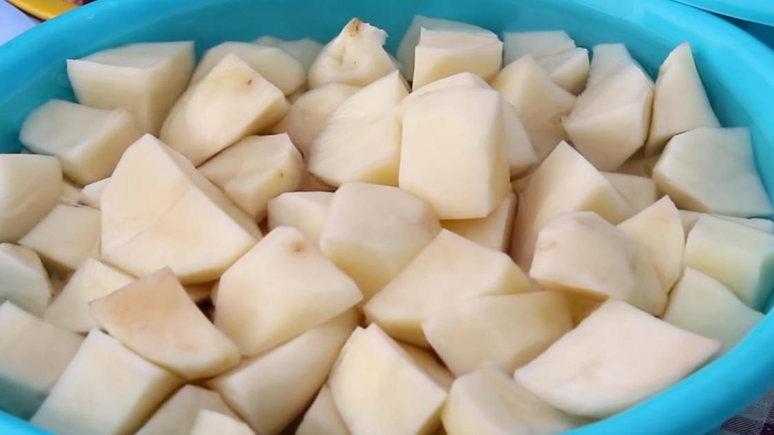 Нарежьте крупно картофель