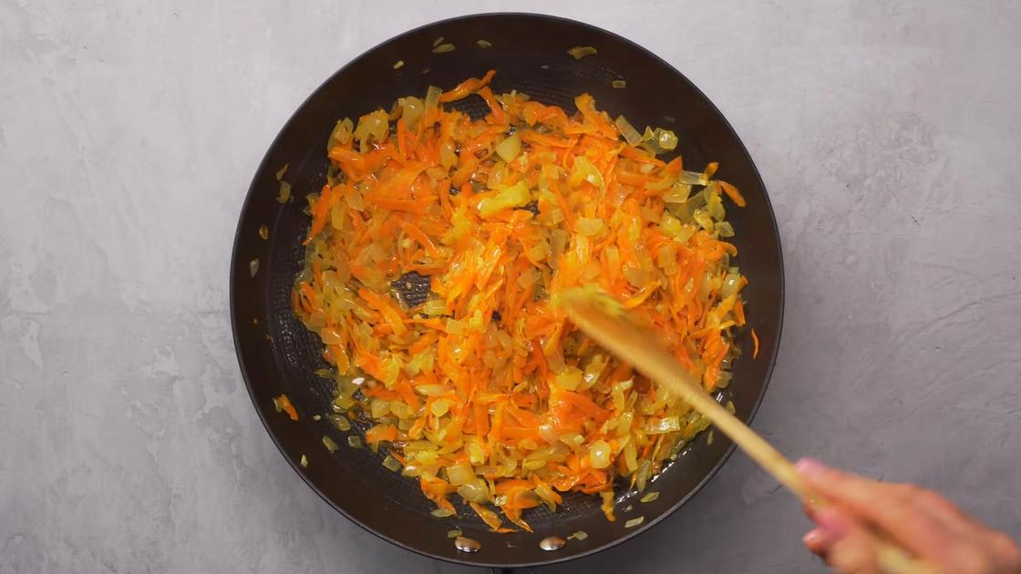 Приготовление зажарки из моркови и лука