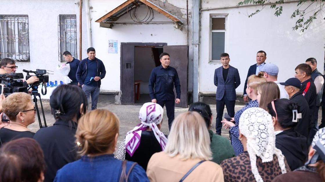 Аким Шымкента вручил ключи