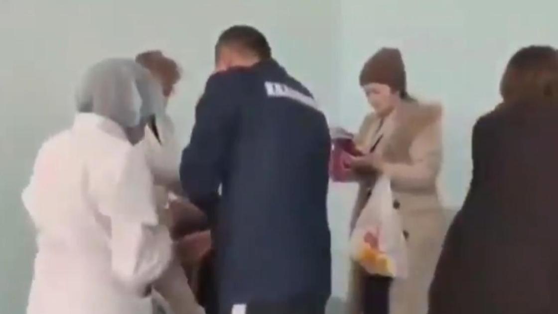 Айна Бакеева и ее сподвижницы снимают на видео процедуру, оказываемую школьнику