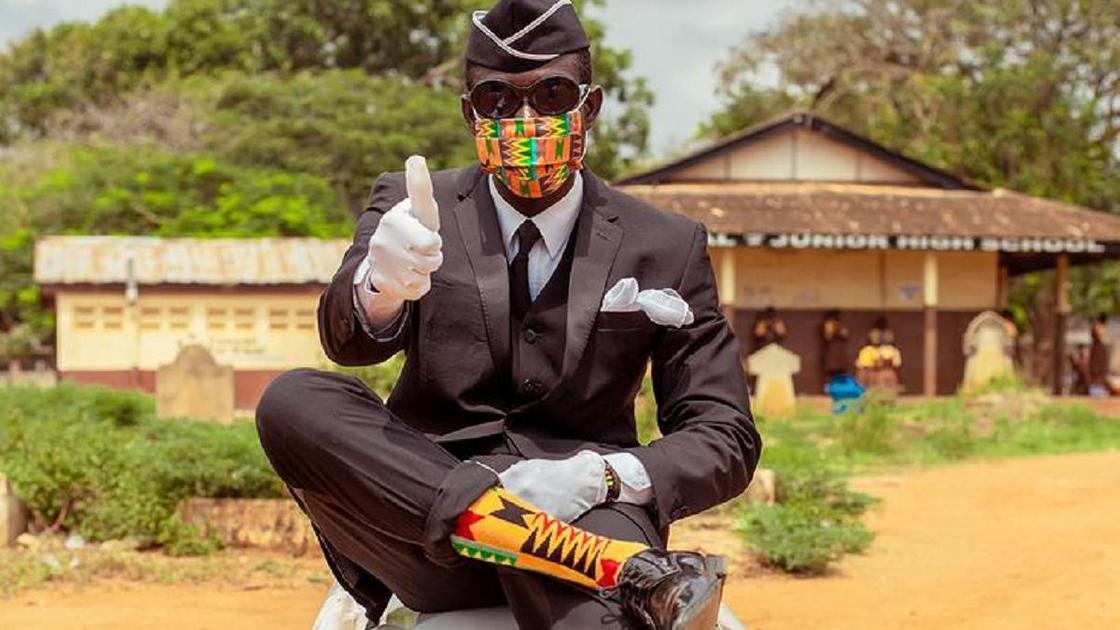 Танцующий гробовщик из Ганы в носках и маске
