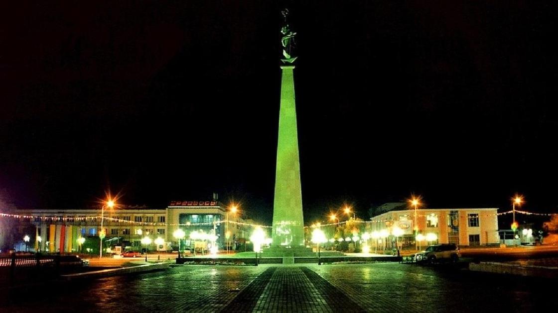 Монумент в центре ночного города