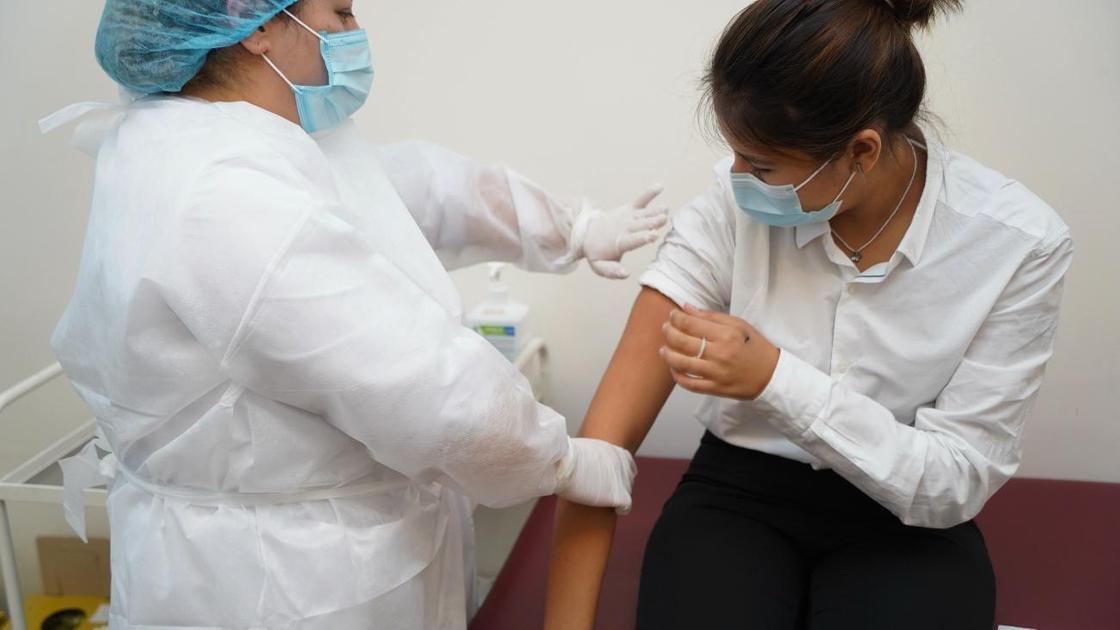 Девушке ставят вакцину
