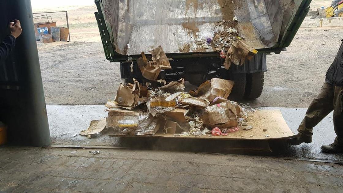 Медицинские отходы выгружают из кузова грузовика
