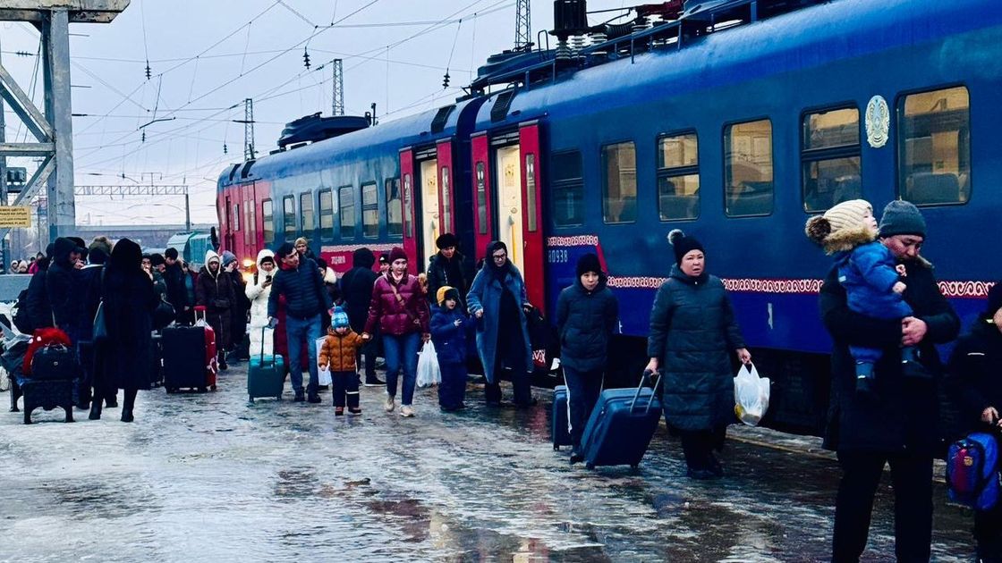 Люди садятся в поезд