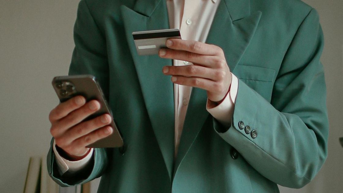 Мужчина держит телефон и карту