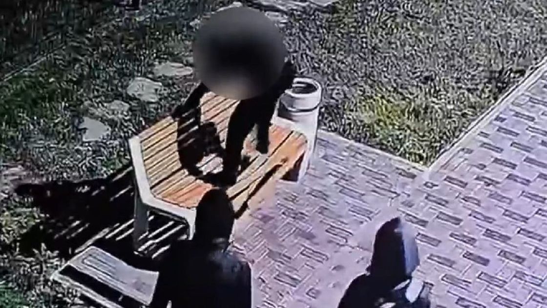 Подросток на скамейке