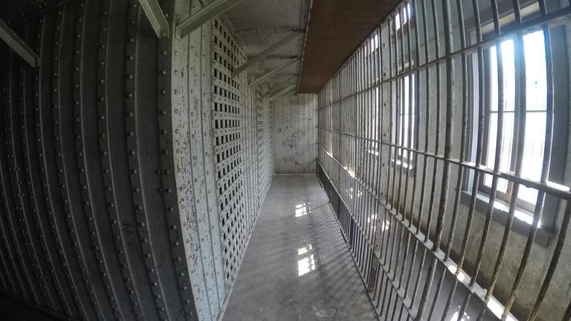 Тюрьма с белыми решетками