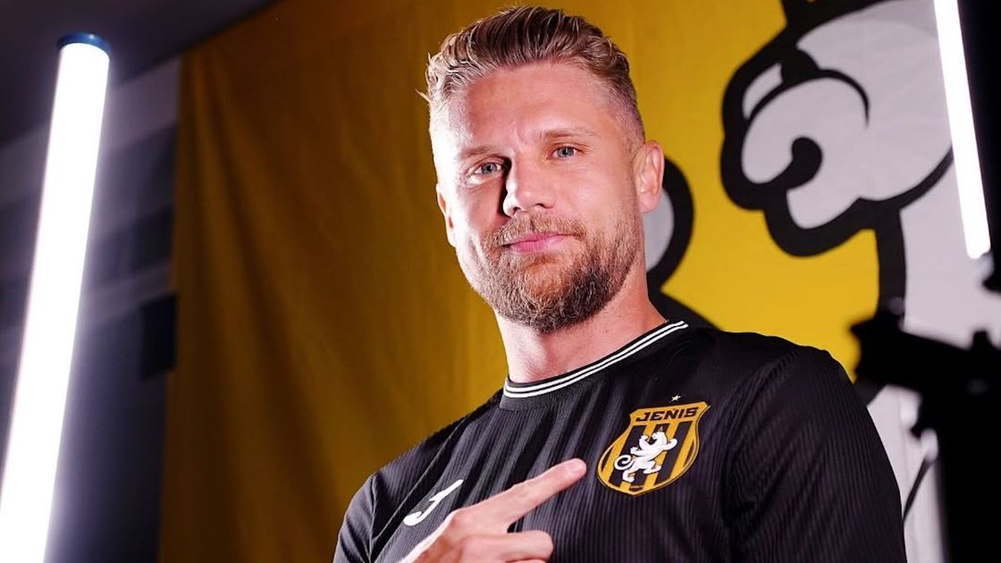 Казахстанский футболист Александр Меркель