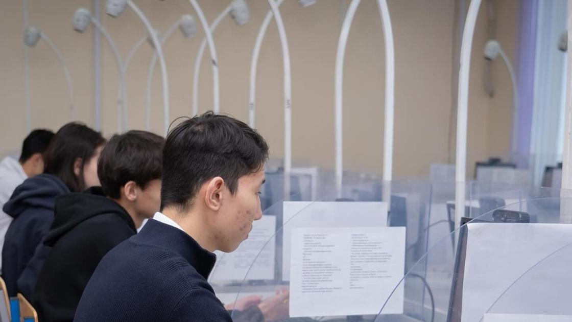 ҰБТ тапсырып отырған талапкерлер