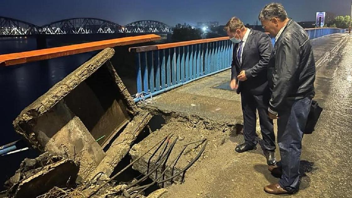 Специалисты смотрят на обвалившейся мост