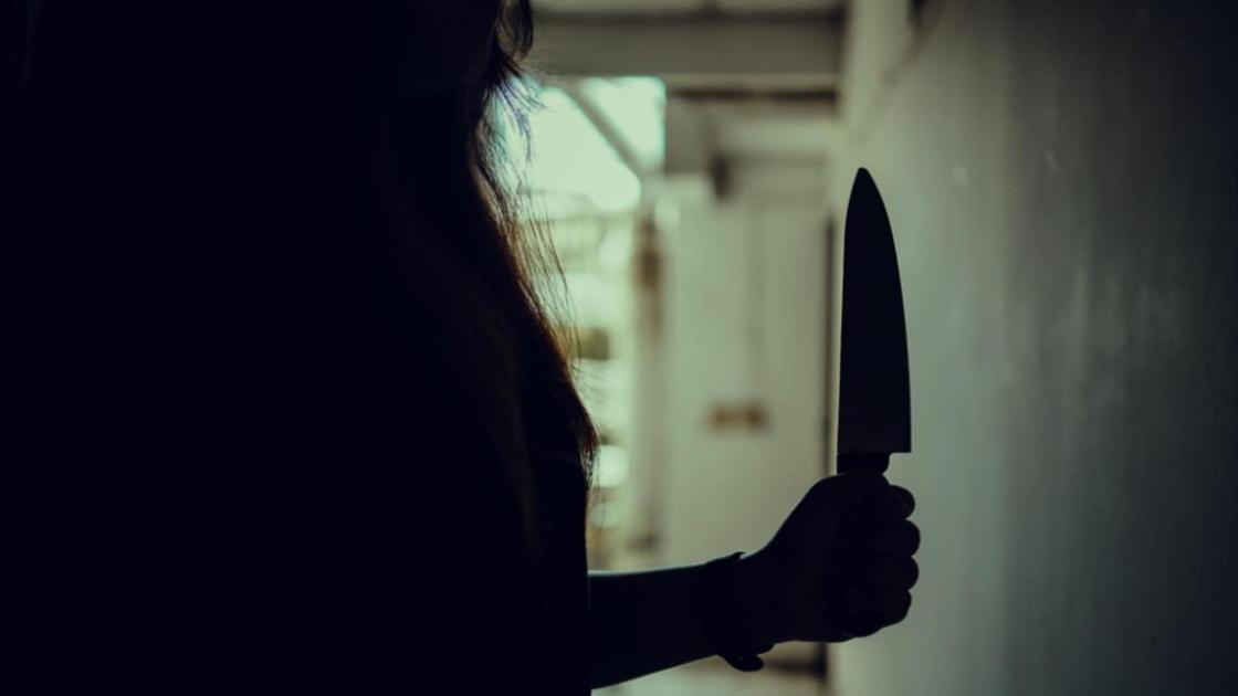 Женщина с ножом в руке