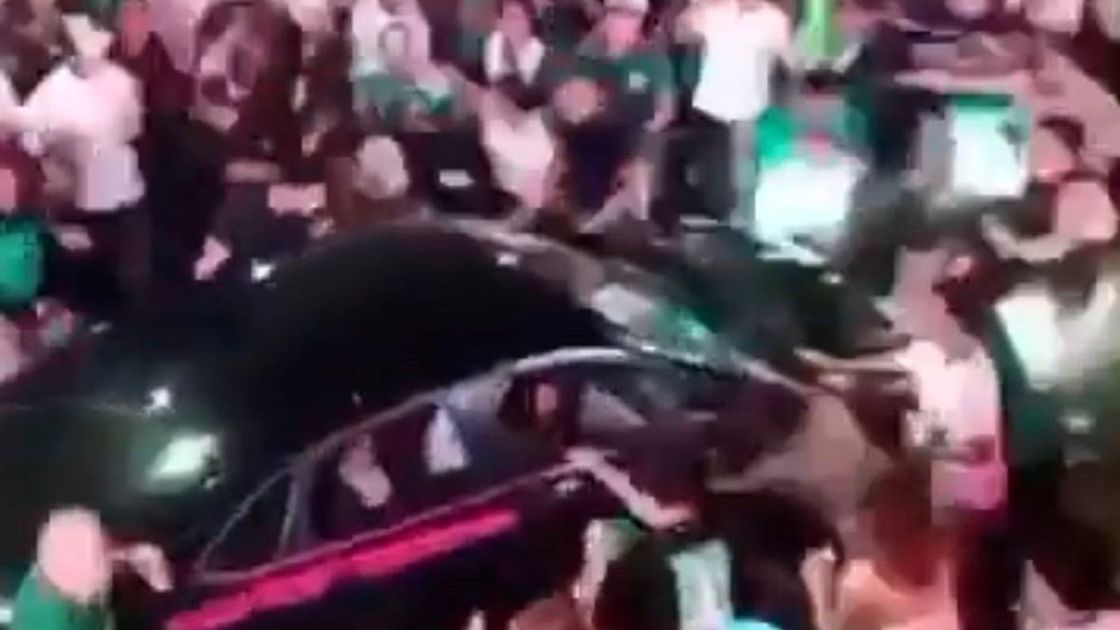 Автомобиль въехал в болельщиков