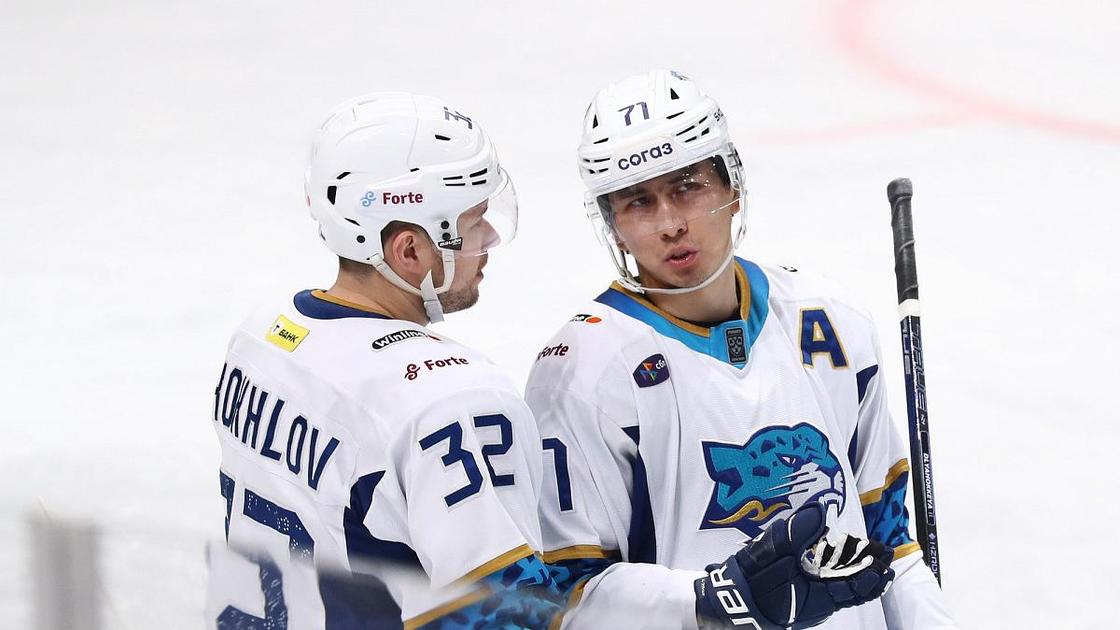 Хоккеисты Илья Хохлов и Самат Данияр (слева направо)