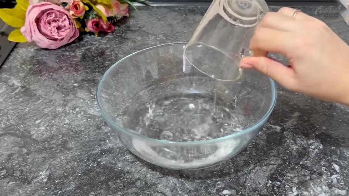 В стеклянную миску наливают воду из чашки