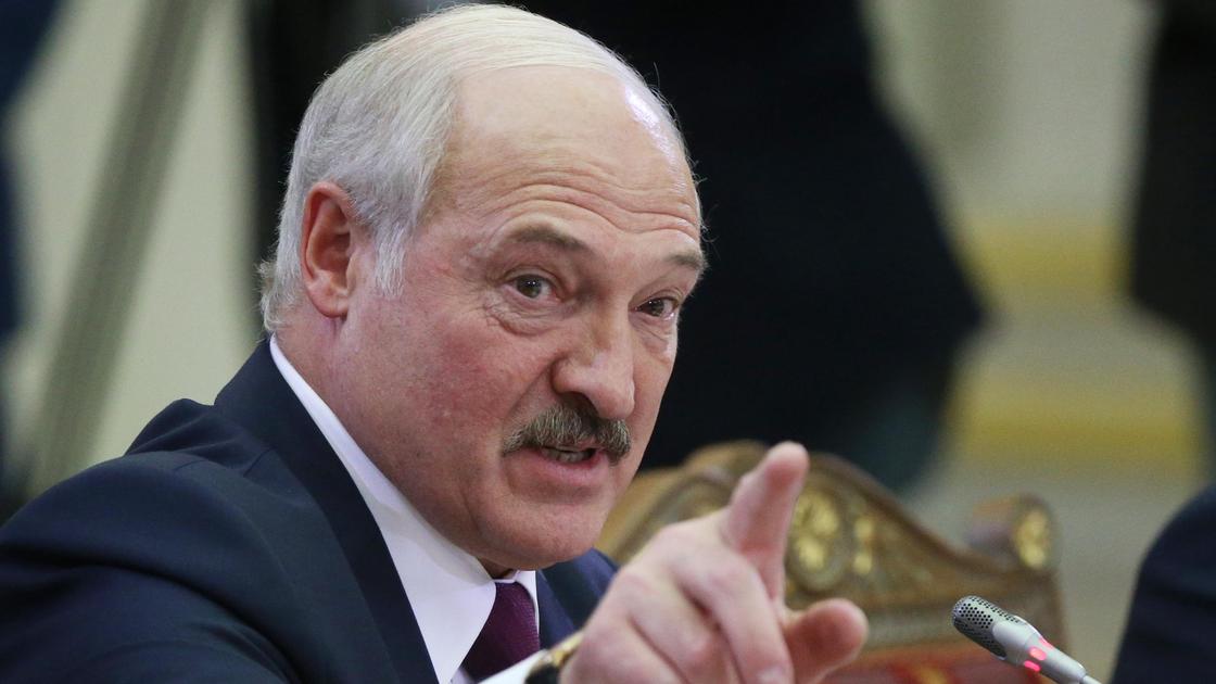 Александр Лукашенко выступает