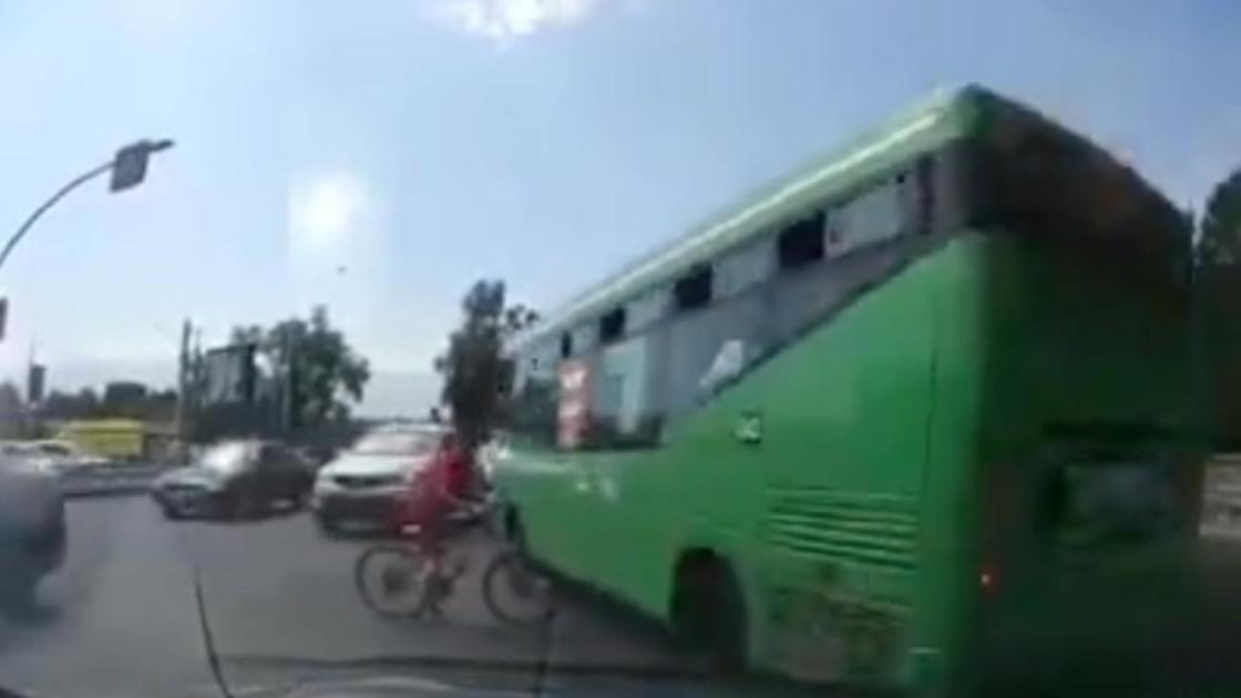 Автобус едва не сбил двух детей