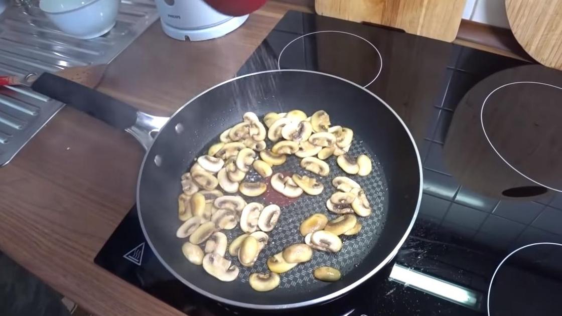 Поджарьте грибы на сковороде