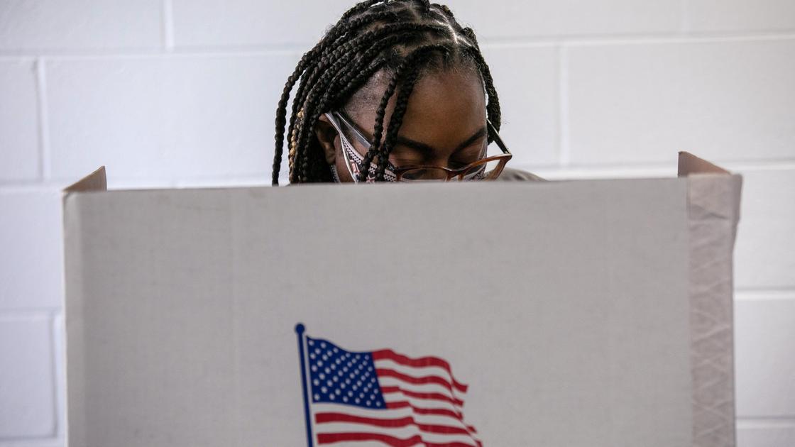 женщина голосует на выборах в США