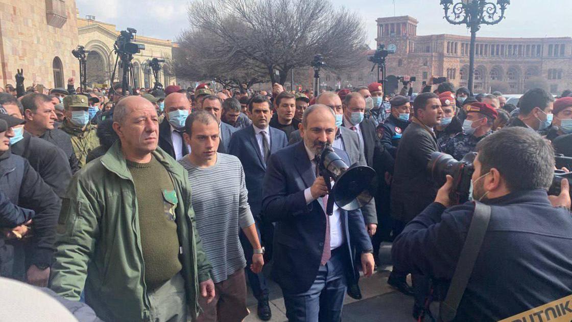 Никол Пашинян со сторонниками на митинге Никол Пашинян со сторонниками на митинге