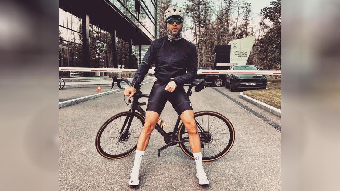 Российский ведущий Иван Ургант с велосипедом