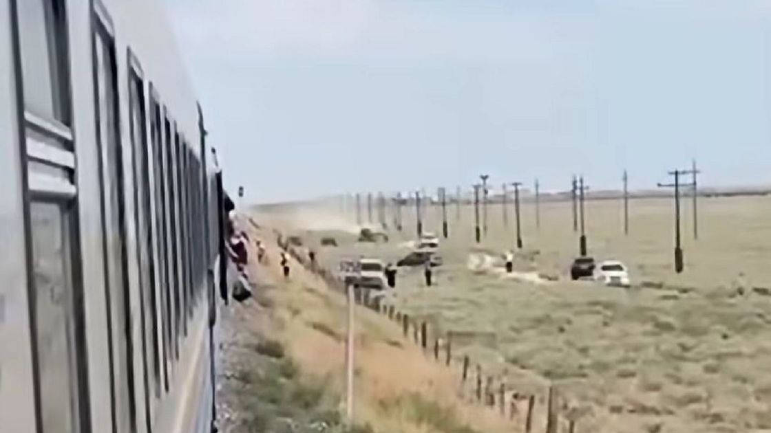 Вагон поезда сошел с рельсов