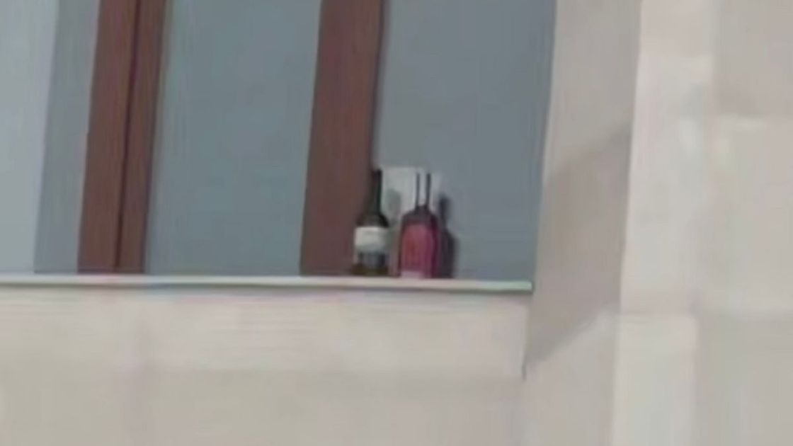 Бутылки на окне здания