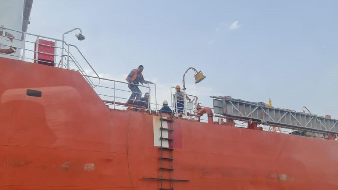 Моряки на борту танкера