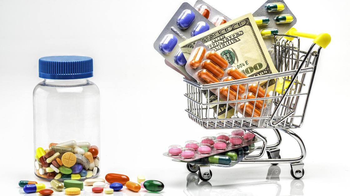Тележка для покупок с лекарствами и деньгами
