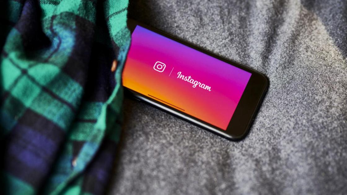 Смартфон с открытым приложением Instagram