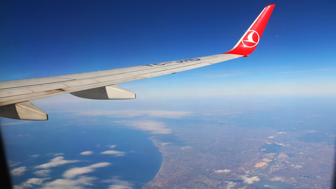Вид из иллюминатора самолета на Турцию