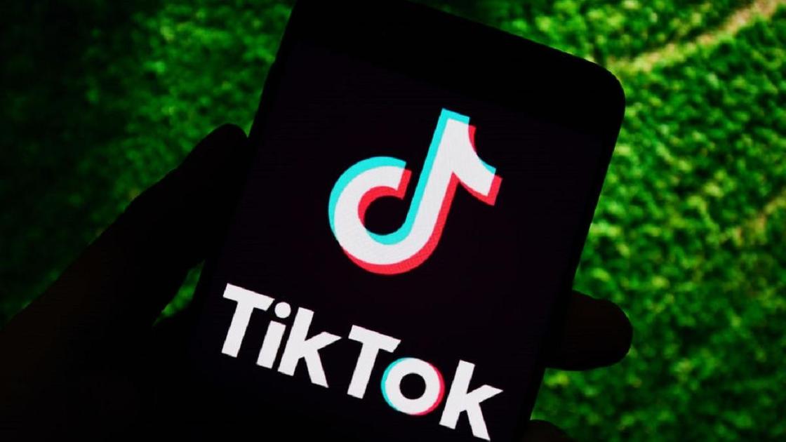 Логотип приложения TikTok на черном экране