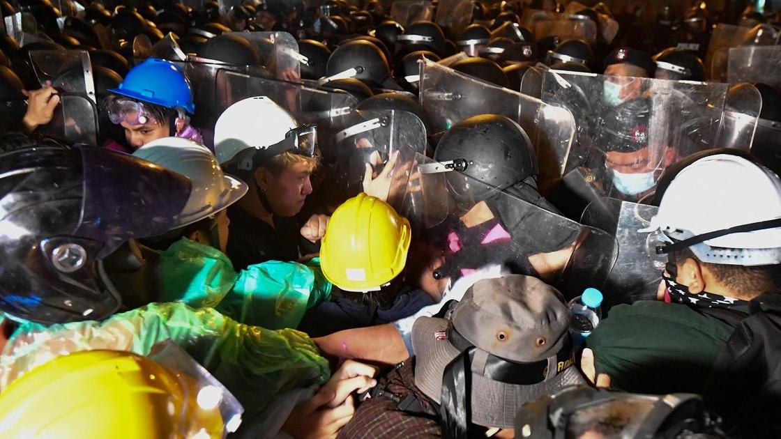 Противостояние протестующих с полицией Противостояние протестующих с полицией
