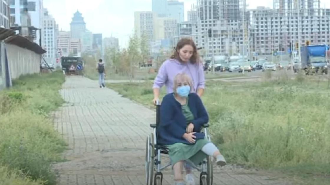 Женщину со сломанной ногой везут на коляске
