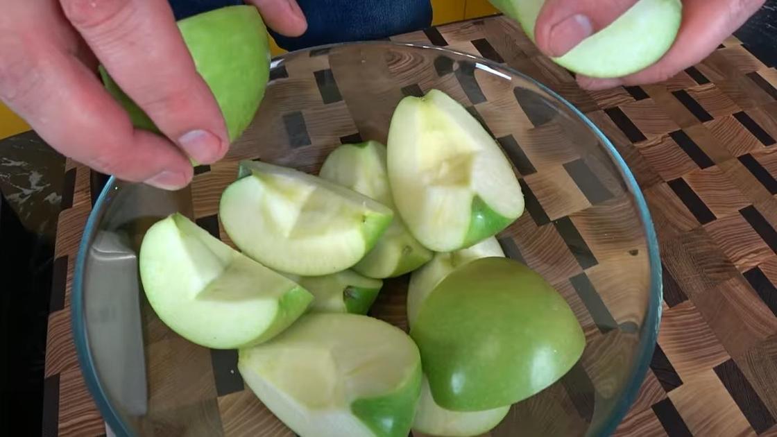 Зеленые яблоки нарезают дольками