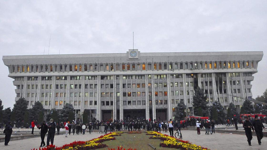 Люди собрались у горящего здания Белого дома в Бишкеке