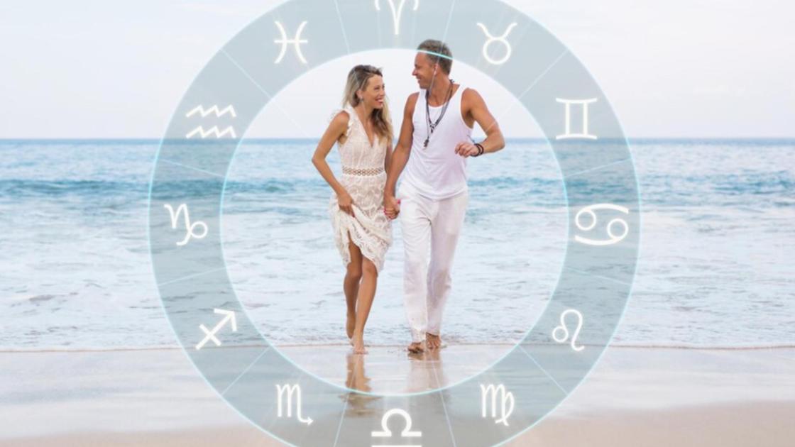 Влюбленная пара на фоне изображения знаков зодиака