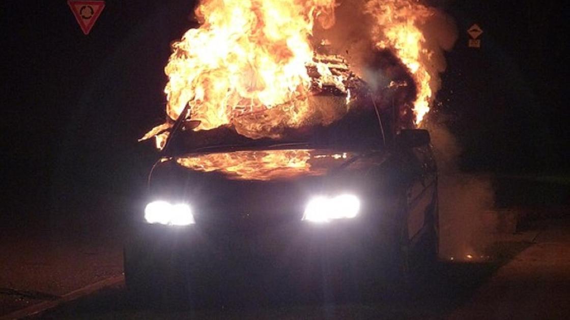 Автомобиль горит