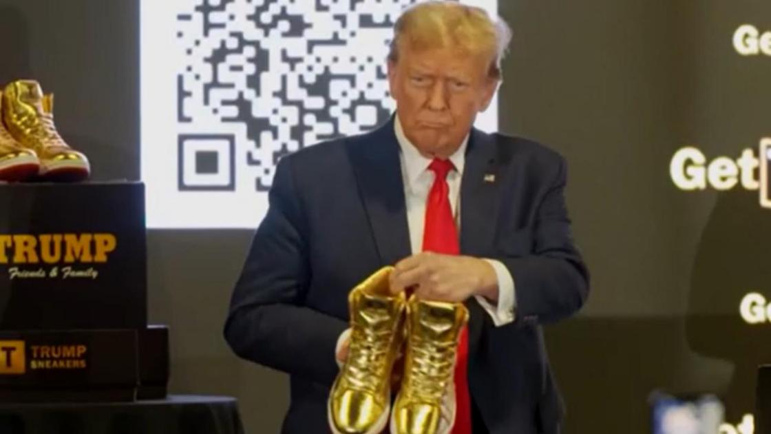 Дональд Трамп с кроссовками руках
