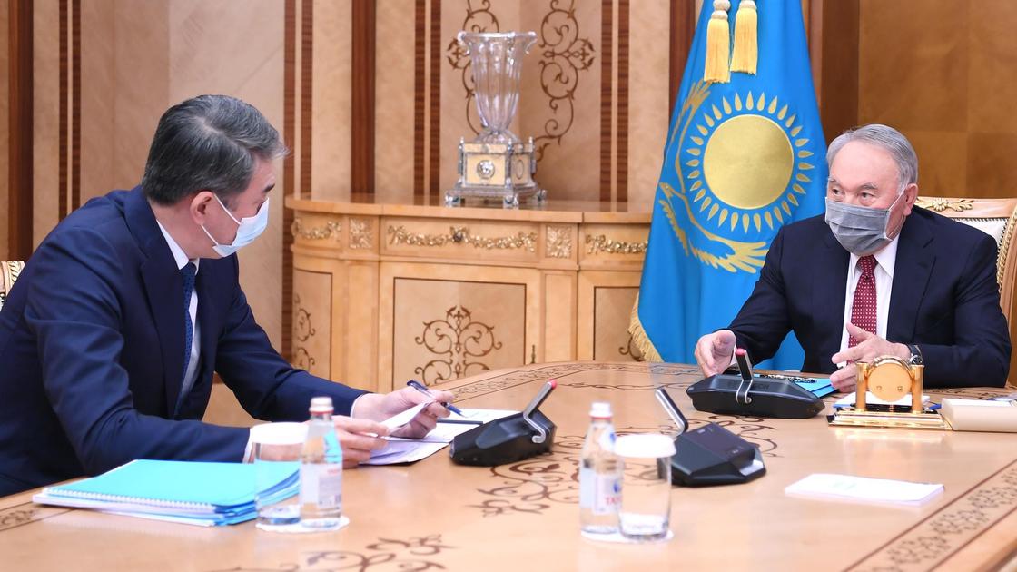 Елбасы Нурсултан Назарбаев и Секретарь Совета Безопасности