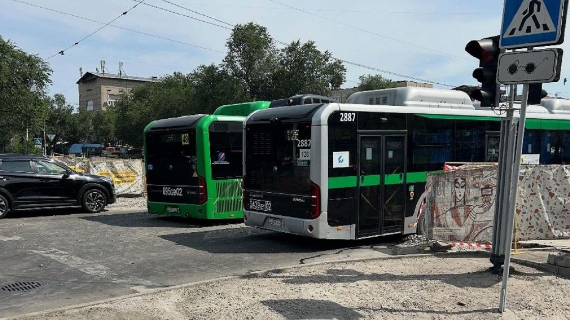 Автобус провалился в траншею