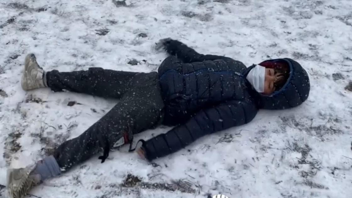 Беженцы в центре "Брузги" радуются первому снегу Беженцы в центре "Брузги" радуются первому снегу