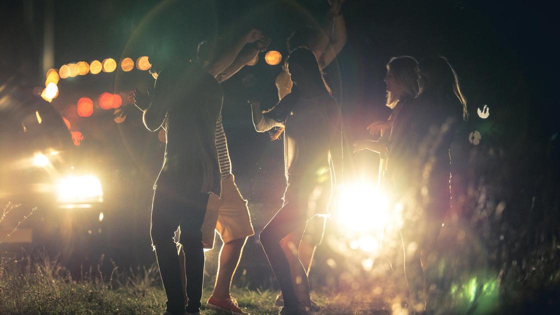 Молодежь танцует на природе