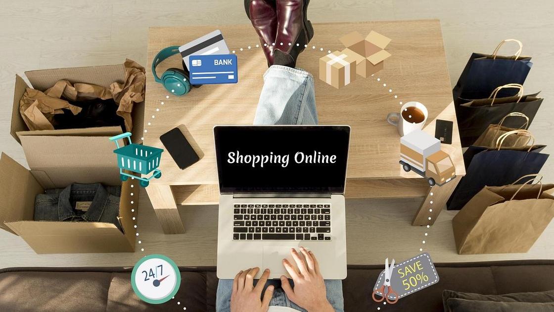 мужчина делает онлайн-покупки через ноутбук