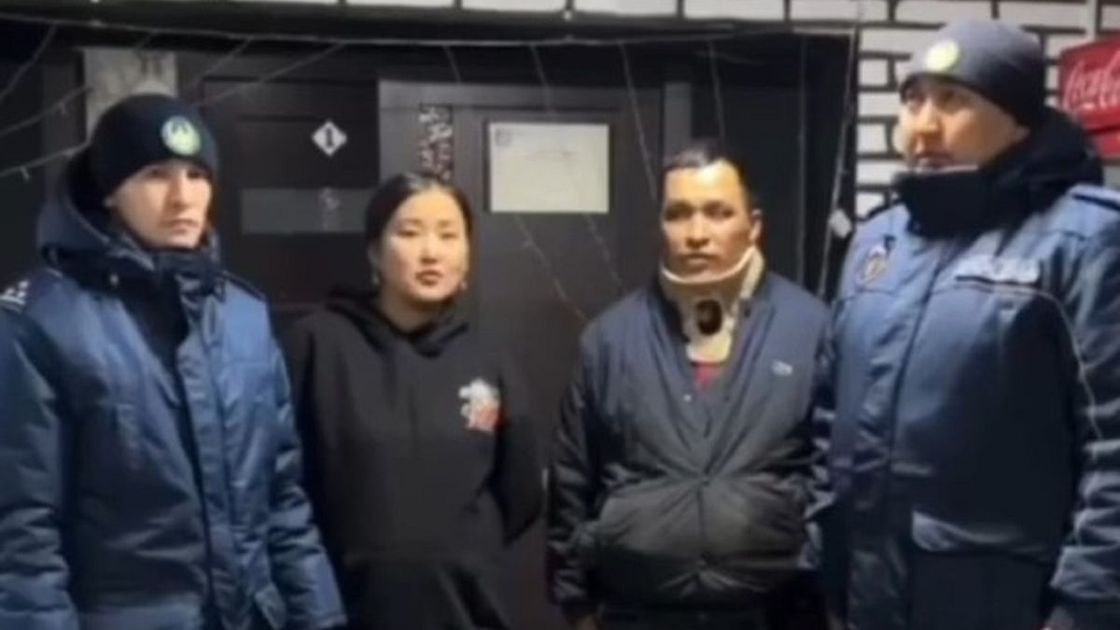 Иностранная семья и полицейские